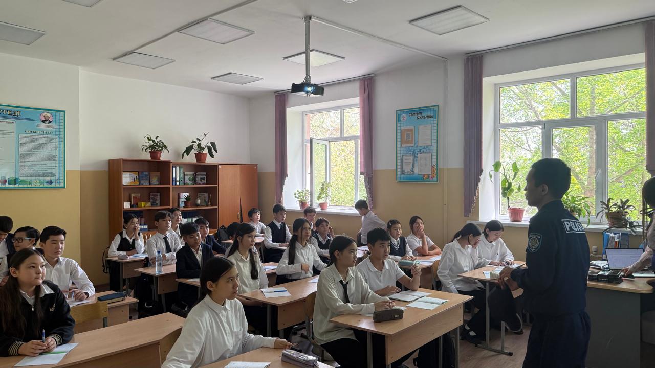 10.04-06.05.25 аралығында «Жасөспірім» жедел профилактикалық іс-шара атқарылып жатқандығы туралы түсіндіру жұмыстары жүргізілді. «Құқықтық тәртіп» профилактиткалық іс-шарасы 28.04.-30.04.25 аралығында өтетіндігі айтылды.