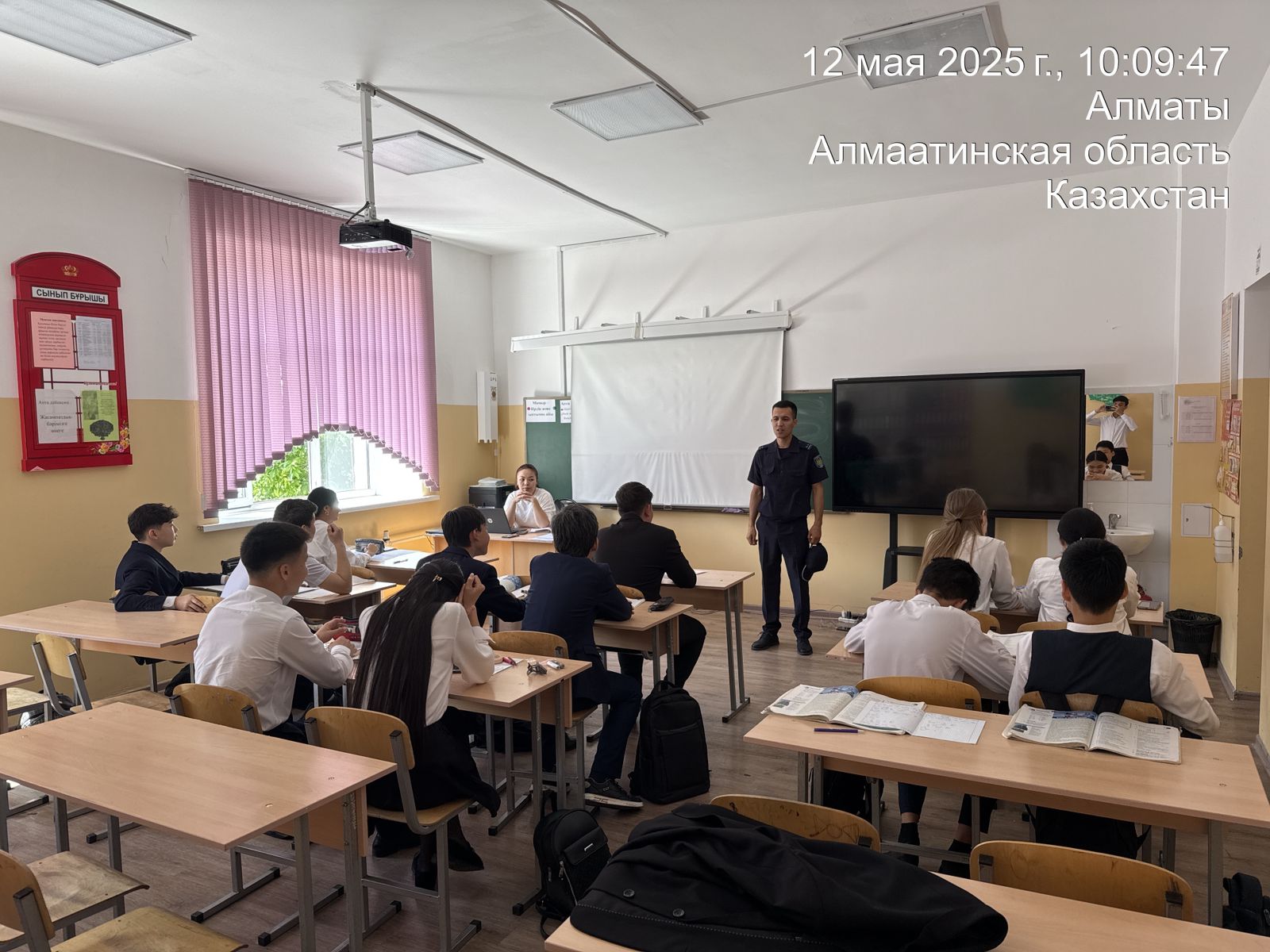 2025 жылдың 12 мамыр айында №104 жалпы білім беретін мектепте мектеп инспекторы А.Ж. Қалдыбаймен бірлесе отырып, 10-сынып оқушыларына жол қауіпсіздік ережелері туралы түсіндіру жұмыстары жүргізілді.