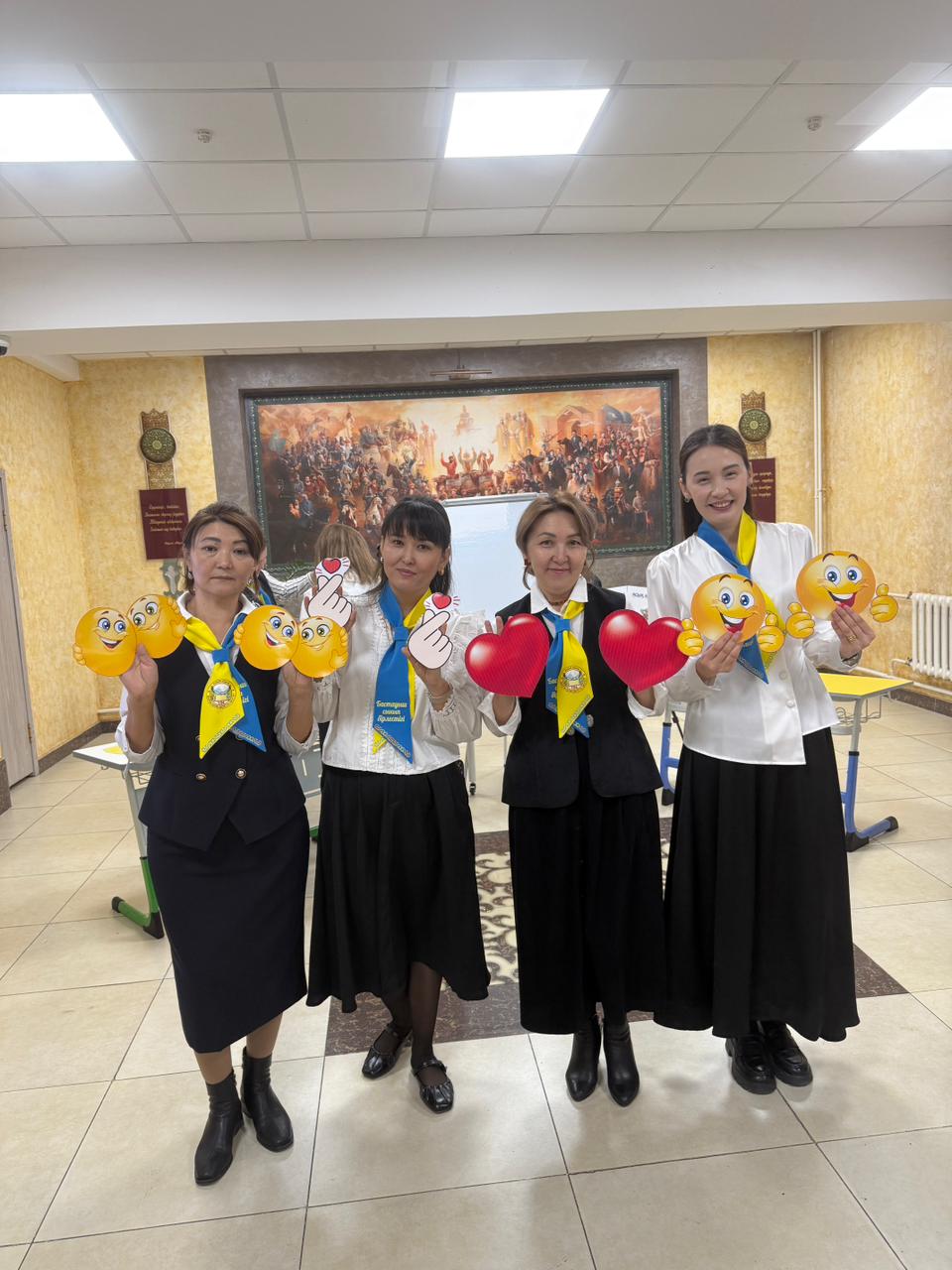 03.12.2025 ж күні "Заманауи ұстаздан-зейінді шәкірт" атты бастауыш сынып әдістемелік бірлестігінің онкүндігінің ашылу салтанаты жарқын сәттерге толы болды. Ұрпақ тәрбиесіне жанын арнаған ұстаздар барда - зейінді шәкірттеріміздің болашағы жарқын!