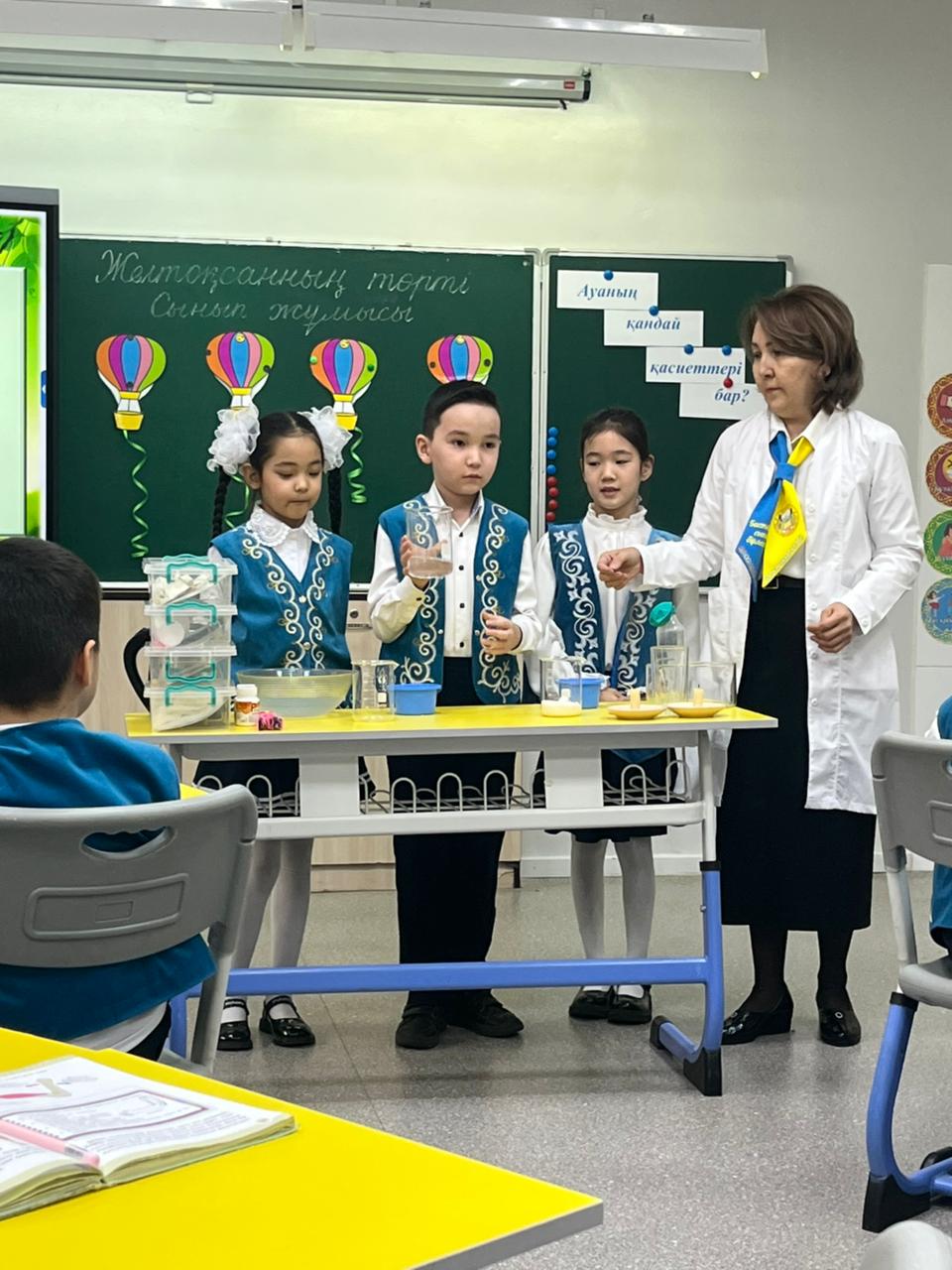 04.12.2025 ж күні  4”В” сыныбында математика пәнінен “Өнімділік. Бірлескен жұмыс”,2 “В” сыныбында жаратылыстану пәнінен “Ауаның қандай қасиеттері бар?”, 3 "Б" сыныбында қазақ тілі пәніндерінен жоспарға сәйкес ашық сабақтар өтілді.